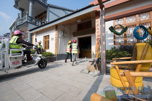 10月31日，在道場(chǎng)鄉(xiāng)紅里山村，保潔員進(jìn)入專門的環(huán)保小屋休息。