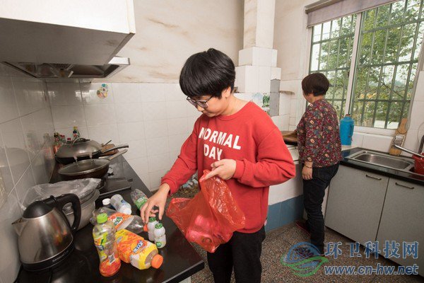 10月30日，在道場(chǎng)鄉(xiāng)錢山下村，村民在家中進(jìn)行垃圾初分初揀。