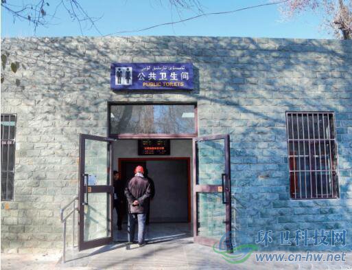 11月6日，南公園門(mén)口北側(cè)，改造好的公廁外景。記者喻義昌攝